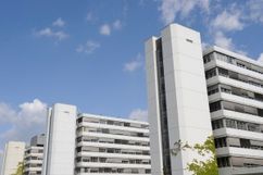  Elemente des Hauptgebäudes der Universität Bielefeld aus der Froschperspektive